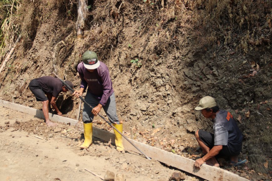 Perkuat Bekisting Pak Madrohim Pastikan Cor Beton TMMD Tetap Kokoh