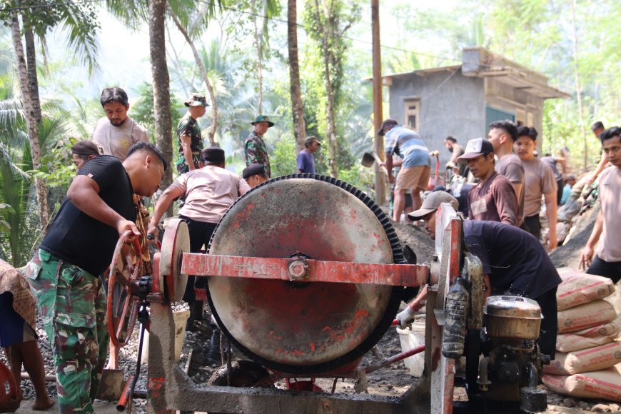 TNI Polri dan Warga Gumelem Kulon Bersatu Jalan Impian Terus Dibangun