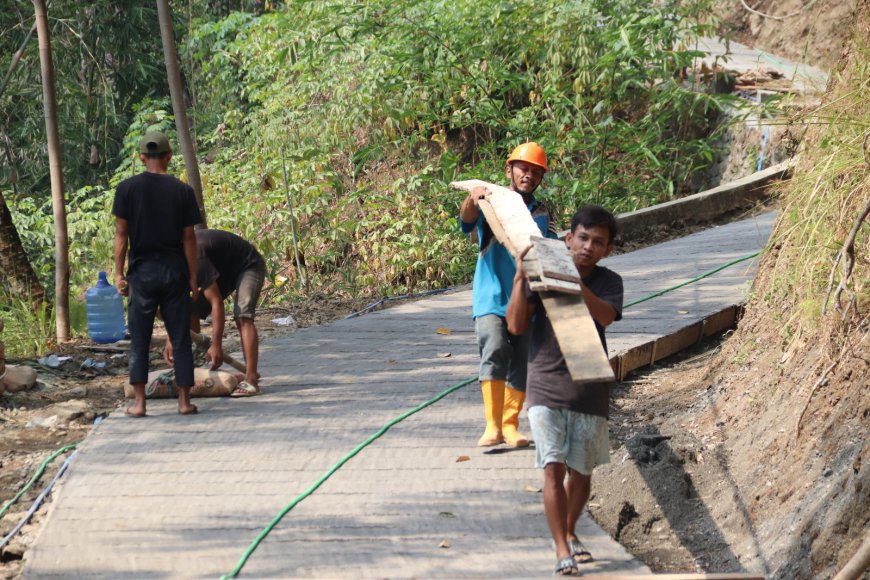 Tak Ada yang Berpangku Tangan Warga Gumelem Kulon Berbagi Tugas Demi Sukseskan TMMD