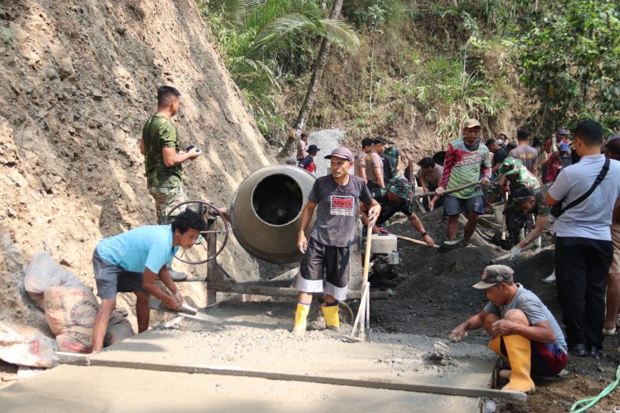 Saling Bahu Membahu Semangat Gotong Royong Hidupkan TMMD di Gumelem Kulon