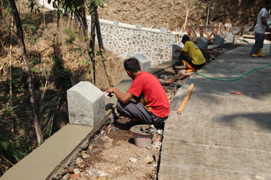 Gara-Gara Pak TNI Jalan yang Dulu Berbahaya Kini Jadi Harapan Baru