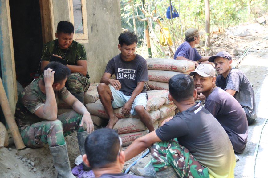 Di Tengah Lelah Canda dan Cerita Satgas TMMD Tetap Mengalir