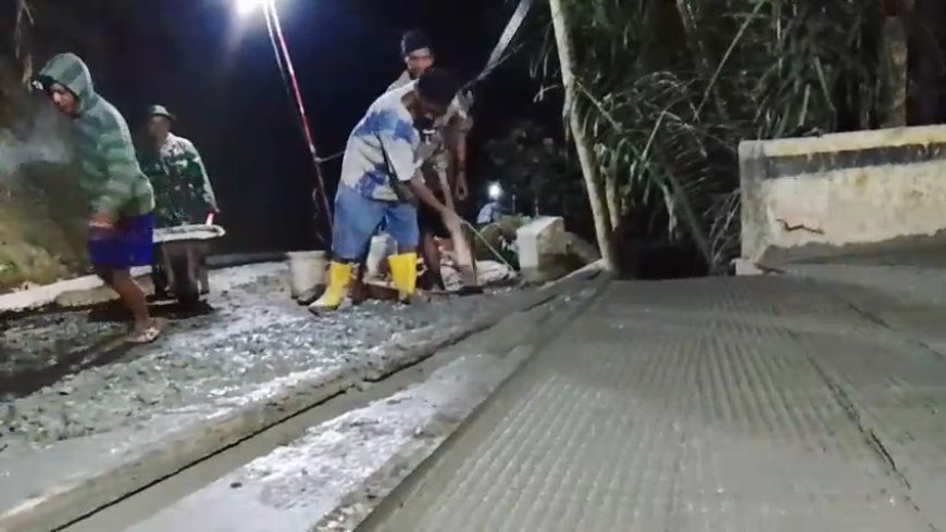 Demi Jalan Warga Satgas dan Warga Rela Lembur hingga Malam