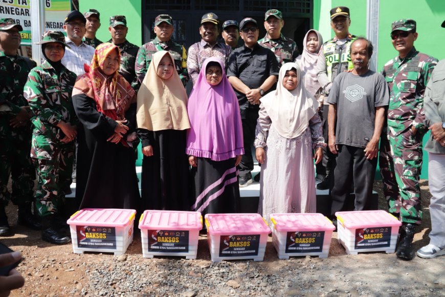 Bingkisan Sembako Jadi Tanda Kepedulian Tim Wasev dan Forkopimda Hangatkan Warga Gumelem Kulon