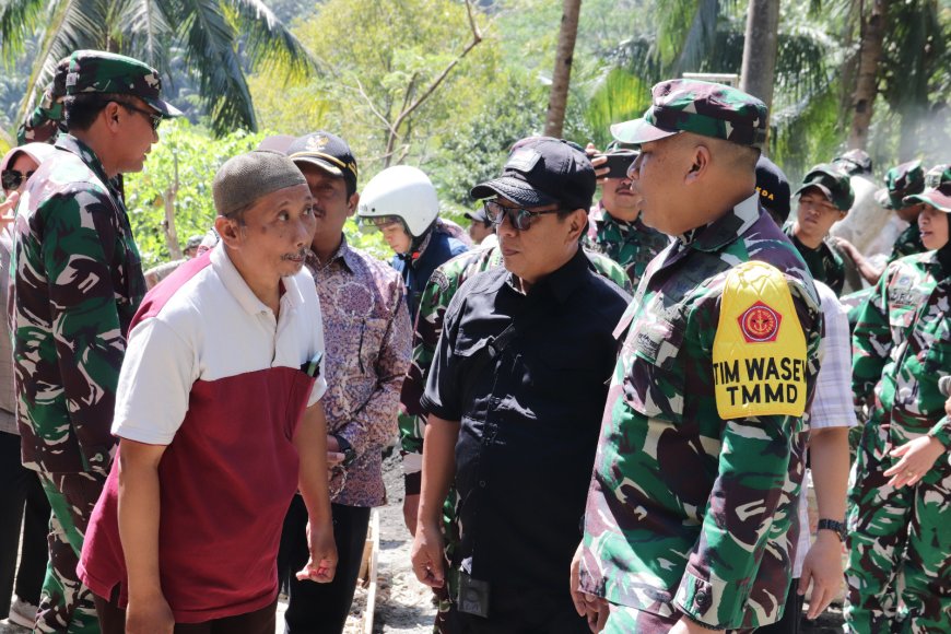 Dari Desa untuk Pendidikan Kades Gumelem Kulon Kenalkan Kepala SDN 6 kepada Tim Wasev TMMD