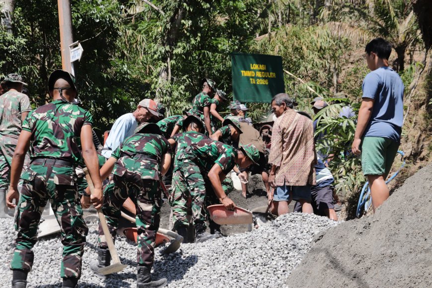 Bersatu di Atas Jalan Beton TNI Polri Pemerintah dan Warga Bangun Harapan di Gumelem Kulon
