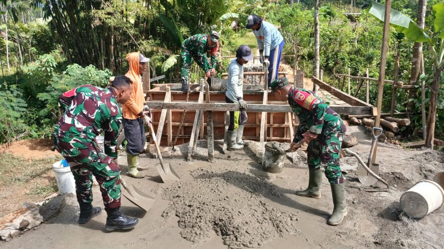 Anggota Koramil 17 Wanayasa melaksanakan Karya Bhakti bangun Jembatan Garuda di Desa Binaan