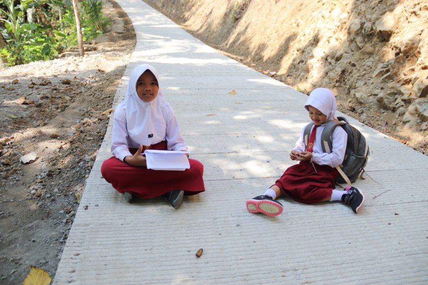 Pulang Sekolah Tak Lagi Sekadar Lewat Yubna dan Quin Nikmati Jalan Baru Hasil TMMD