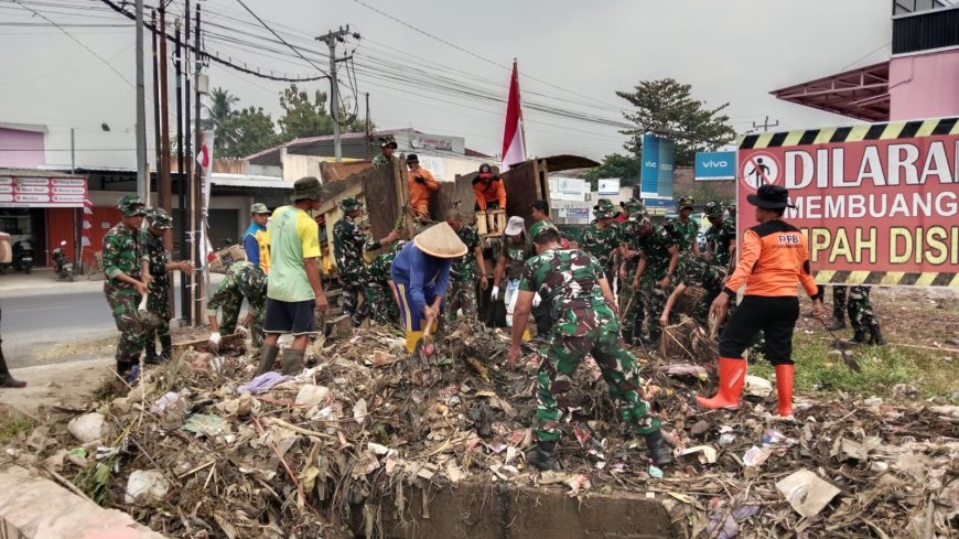 Koramil 02 Klampok Kerja bakti bersama Warga