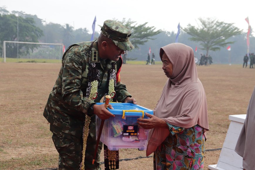 Danrem 071 Wijayakusuma Berikan Bingkisan Sembako Lengkapi Kesan Humanis Penutupan TMMD ke-129
