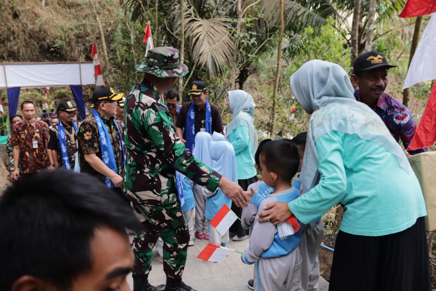 Sambutan Hangat Anak PAUD Warnai Penutupan TMMD Reguler ke-129 di Gumelem Kulon
