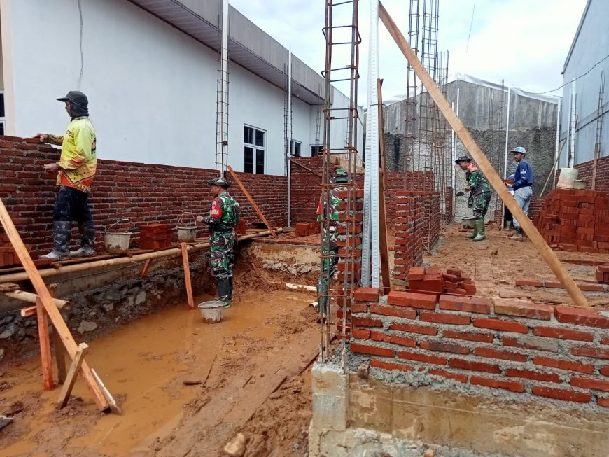 Danramil 06 kalibening bersama warga melaksanakan pendampingan kegiatan Rehabilitasi Rumah Tidak Layak Huni
