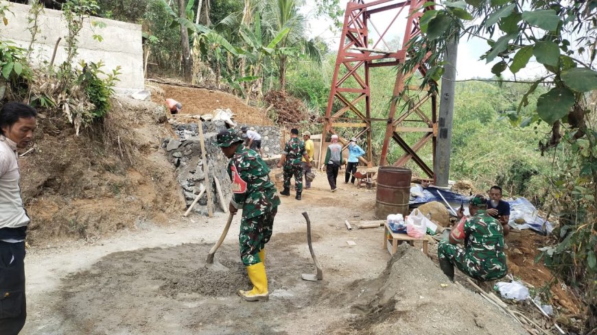 Koramil 08 Purwonegoro Gotong Melaksanakan Royong Bangun Jembatan Gantung