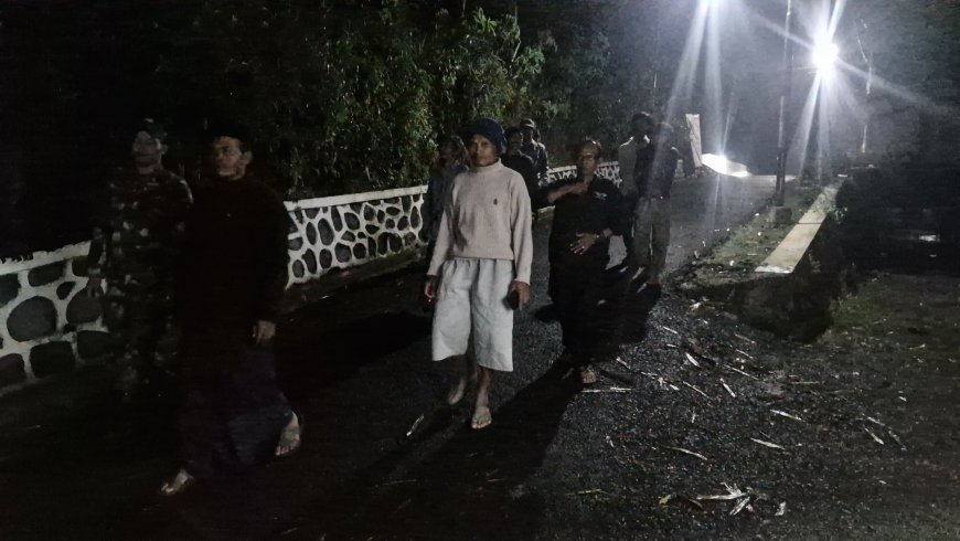 Babinsa Koramil 04 Karangkobar Melaksanakan Patroli Siskamling Bersama Linmas Dan Warga