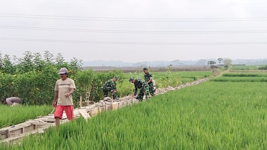 Hadapi Musim Kemarau Koramil 15 Rakit dan Poktan Ngudi Mulyo Perbaiki Irigasi Sawah