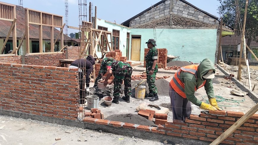 Babinsa Koramil 16/Pejawaran Bersama Masyarakat Kerja Bakti Pembangunan RTLH di Wilayah Binaan