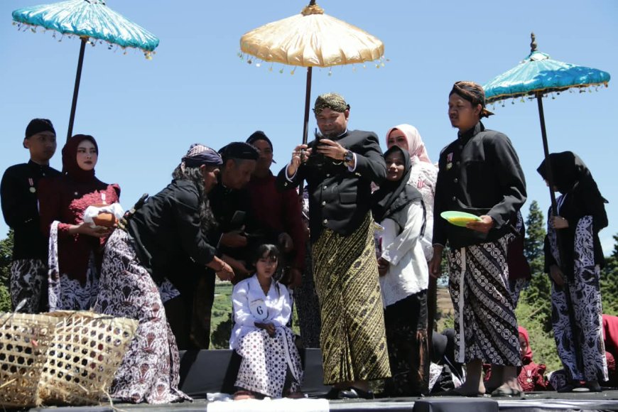 Dandim Banjarnegara Hadiri Prosesi Sakral Pemotongan Rambut Gimbal di Dieng Culture Festival 2026