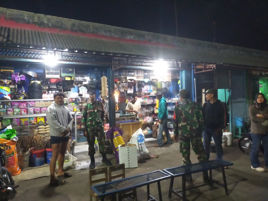 Patroli Malam Babinsa Sapa Warga Demi Ciptakan Rasa Aman