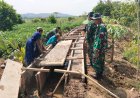 Hadapi Musim Kemarau Babinsa Koramil 15 Rakit dan Petani Adipasir Perbaiki Saluran Irigasi