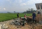 Babinsa Koramil 13 Banjarmangu Sigap Bantu Warga Bangun RTLH