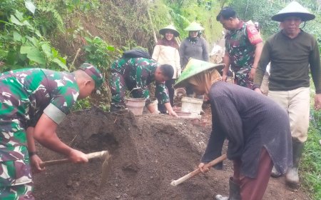 Danramil 06 Kalibening bersama warga melaksanakan pendampingan kegiatan pembuatan Jalan Usaha Tani