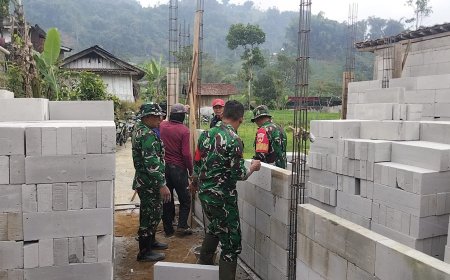 Babinsa Koramil 16 Pejawaran Bantu Pembangunan Rumah Tidak Layak Huni