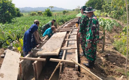 Hadapi Musim Kemarau Babinsa Koramil 15 Rakit dan Petani Adipasir Perbaiki Saluran Irigasi