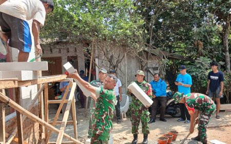 Babinsa Koramil 01 Banjarnegara Bantu Renovasi Rumah Tidak Layak Huni