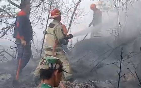 Kebakaran Semak Belukar di Lahan Perhutani Diengkulon TNI-Polri dan Warga Bergerak Padamkan Api