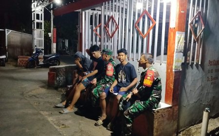 Membaur Bersama Masyarakat Babinsa Laksanakan Patroli Siskamling Guna Ciptakan Keamanan Lingkungan