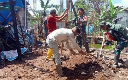 Danramil 06 Kalibening bersama warga melaksanakan pendampingan kegiatan Rehabilitasi Rumah Tidak Layak Huni