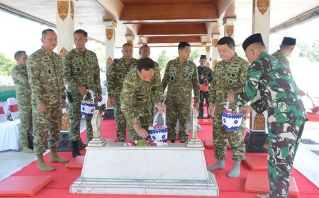 Pangdam IV/Diponegoro Dampingi Panglima TNI Ziarah ke Makam Pangsar Jenderal Sudirman