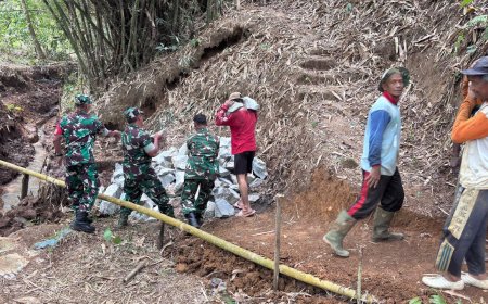 Babinsa Koramil 10/Bawang Bantu Pembangunan Reservoir Pamsimas Demi Kebutuhan Air Bersih