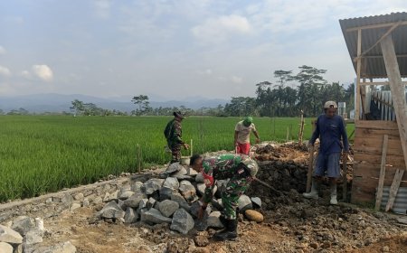 Babinsa Koramil 13 Banjarmangu Sigap Bantu Warga Bangun RTLH