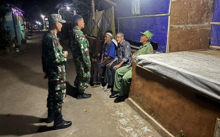 Babinsa Koramil 02/Klampok Bersama Satuan Linmas Dan Warga Masyarakat Siskamling