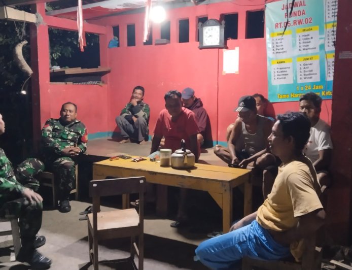 Babinsa Koramil 09 Susukan Sambangi Pos Kamling, Perkuat Keamanan dan Kebersamaan Warga