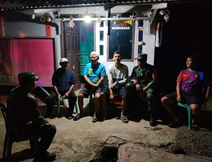 Babinsa Patroli Siskamling Bersama Warga Jaga Keamanan dan Ketertiban Lingkungan