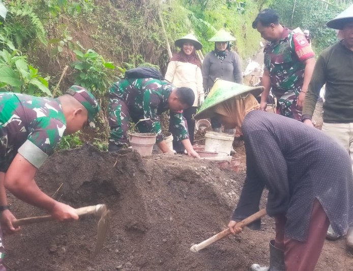 Danramil 06 Kalibening bersama warga melaksanakan pendampingan kegiatan pembuatan Jalan Usaha Tani