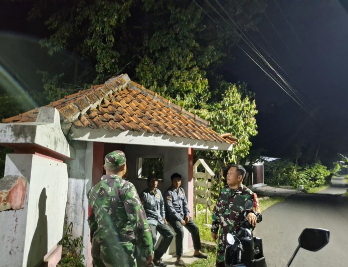 Babinsa Koramil 14 Madukara Laksanakan Patroli Siskamling Bersama Linmas