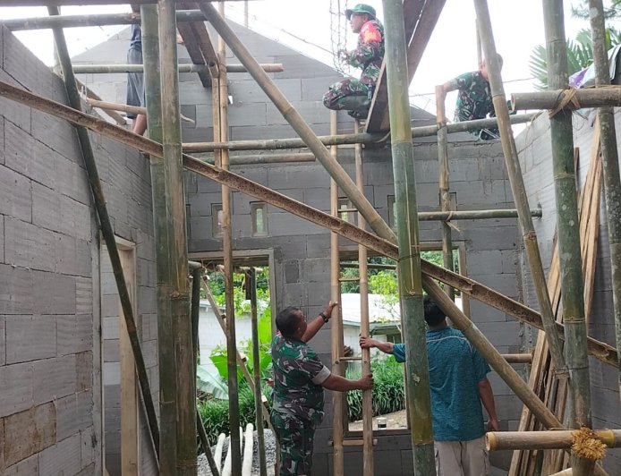 Koramil 11 Punggelan Gelar Karya Bakti Bedah Rumah Warga di Petuguran