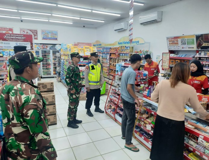 Koramil dan Polsek Wanadadi Patroli Bersama Sasar Toko Modern yang Buka hingga Malam Hari