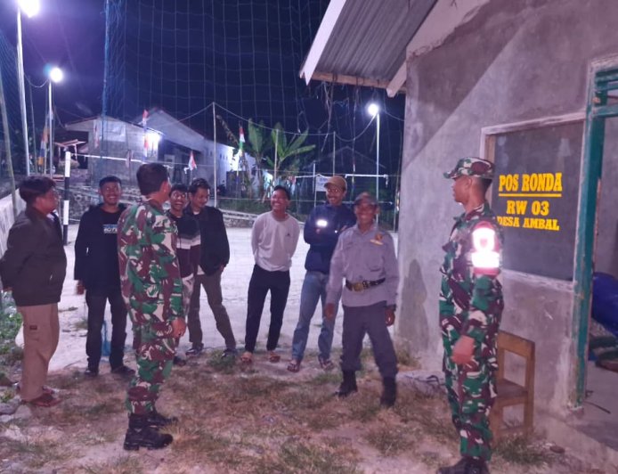Babinsa Patroli Siskamling Bersama Warga Dan Linmas Jaga Keamanan dan Ketertiban Lingkungan