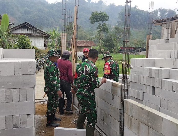 Babinsa Koramil 16 Pejawaran Bantu Pembangunan Rumah Tidak Layak Huni