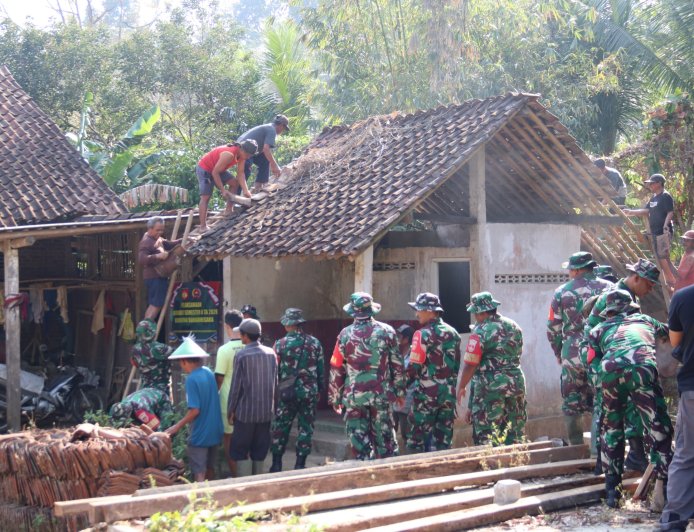 Karya Bakti Kodim 0704 Banjarnegara Rehab MCK dan Tempat Wudu Mushola Al Ma’arif
