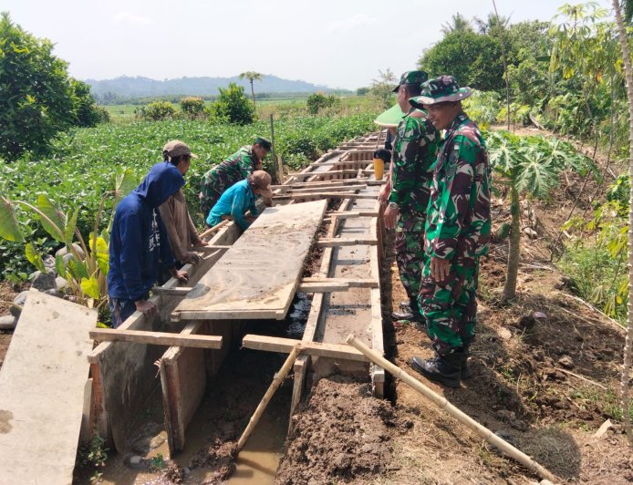 Hadapi Musim Kemarau Babinsa Koramil 15 Rakit dan Petani Adipasir Perbaiki Saluran Irigasi