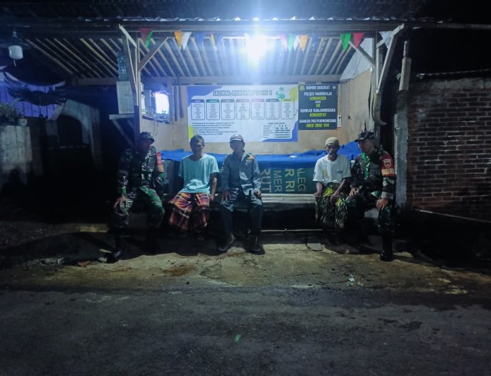  Babinsa Koramil 07 Mandiraja Patroli Siskamling Bersama Warga Cegah Gangguan Kamtibmas