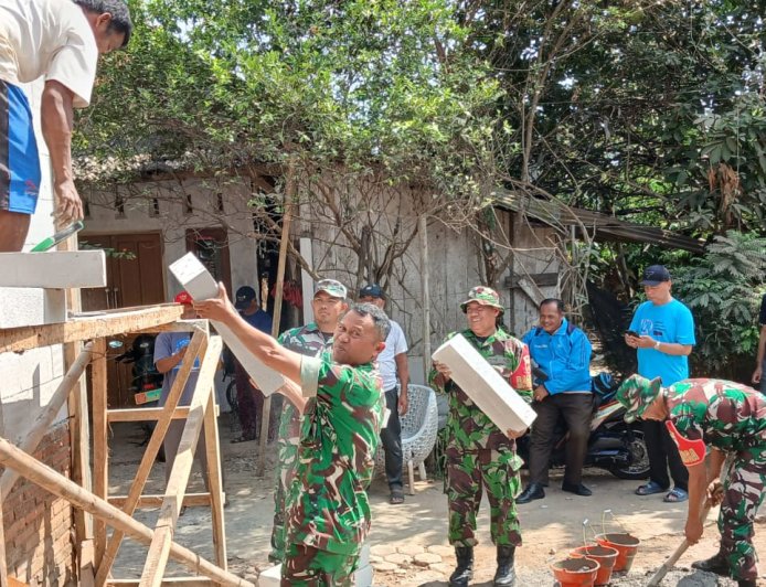 Babinsa Koramil 01 Banjarnegara Bantu Renovasi Rumah Tidak Layak Huni
