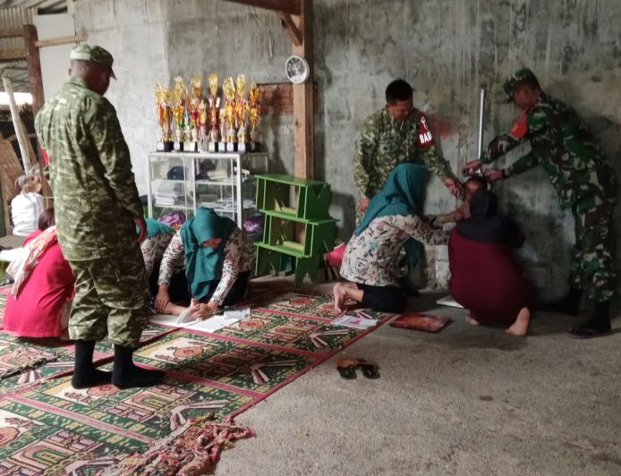 Babinsa dampingi kegiatan Posyandu Margo Rahayu 1 Wujud Kepedulian TNI terhadap Kesehatan Balita di Wilayah Binaan