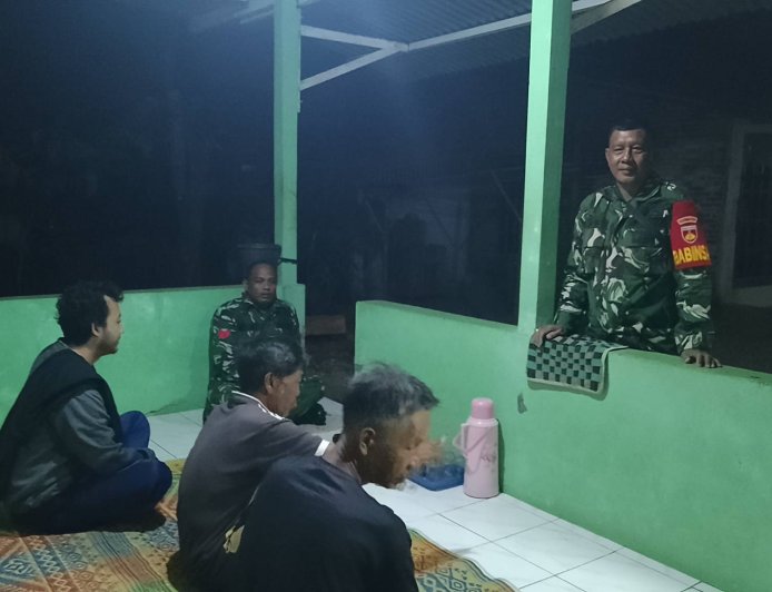 Patroli Siskamling, Babinsa Susukan Pastikan Lingkungan Warga Aman