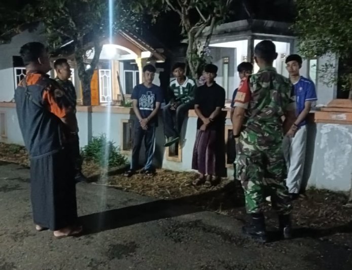 Babinsa Koramil 11/Punggelan Aktif melaksanakan Siskamling bersama warga binaan.